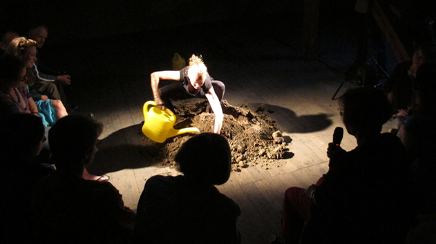 gepraegt II
Performance an der Gruppenausstellung wifart in Bern, 2014Das Publikum wurde eingeladen über eigene Prägungen zu erzählen. Franziska Bieri hat dadurch
inspiriert, einen Haufen Erde bearbeitet. Eine sehr intime und wache Atmosphäre entstand.