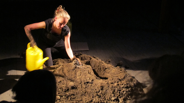 gepraegt II
Performance an der Gruppenausstellung wifart in Bern, 2014Das Publikum wurde eingeladen über eigene Prägungen zu erzählen. Franziska Bieri hat dadurch
inspiriert, einen Haufen Erde bearbeitet. Eine sehr intime und wache Atmosphäre entstand.