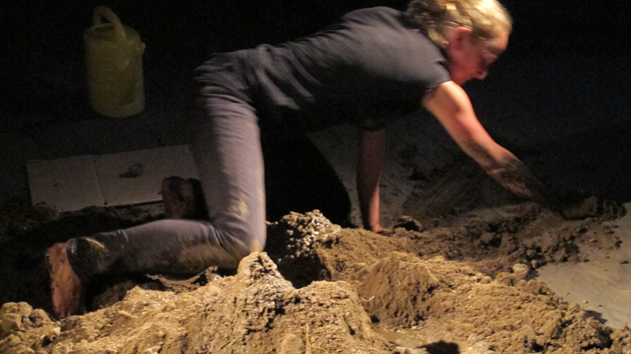 gepraegt II
Performance an der Gruppenausstellung wifart in Bern, 2014Das Publikum wurde eingeladen über eigene Prägungen zu erzählen. Franziska Bieri hat dadurch
inspiriert, einen Haufen Erde bearbeitet. Eine sehr intime und wache Atmosphäre entstand.