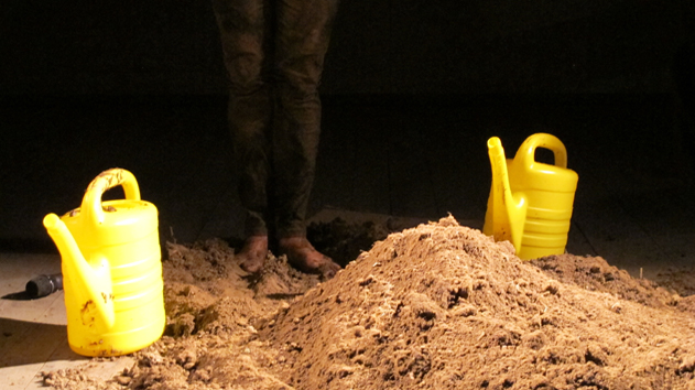 gepraegt II
Performance an der Gruppenausstellung wifart in Bern, 2014Das Publikum wurde eingeladen über eigene Prägungen zu erzählen. Franziska Bieri hat dadurch
inspiriert, einen Haufen Erde bearbeitet. Eine sehr intime und wache Atmosphäre entstand.