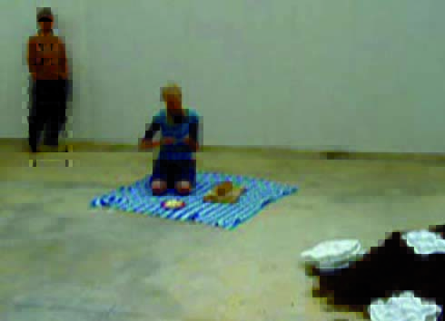 Verankerung
Installation und Performance, HKB Bern, 2008Berge sind als vergrößerte Sandkastenformen auf einem Haufen
Erde installativ inszeniert. Butter mitder Form von einem Berg wird auf Brote
gestrichen und verteilt. Persönliche Gedanken dazu: Die Landschaften, die
Berge, die Rituale, die Welten prägen.
Dauer der Performance: 4:05 Minuten