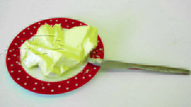 Verankerung
Installation und Performance, HKB Bern, 2008Berge sind als vergrößerte Sandkastenformen auf einem Haufen
Erde installativ inszeniert. Butter mitder Form von einem Berg wird auf Brote
gestrichen und verteilt. Persönliche Gedanken dazu: Die Landschaften, die
Berge, die Rituale, die Welten prägen.
Dauer der Performance: 4:05 Minuten